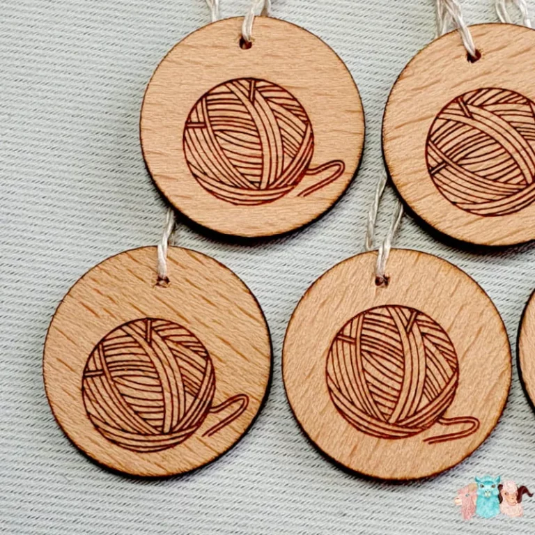 Détails marqueur de maille en bois avec pelote gravée pour repérer des mailles de tricot.