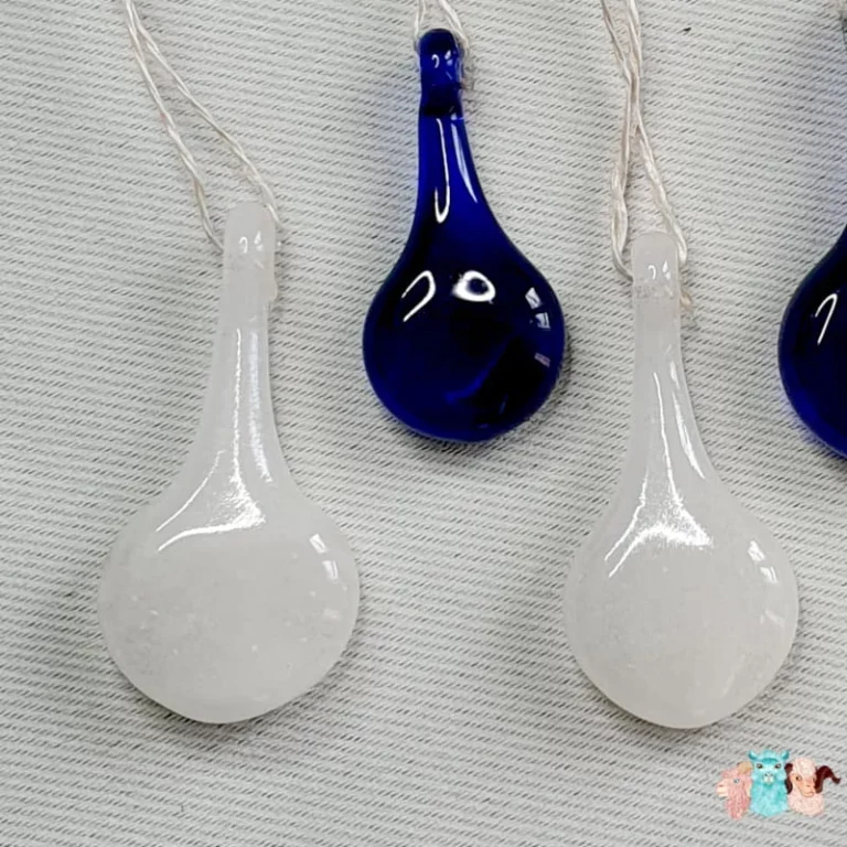 Détails de marqueur de maille en verre bleu ou blanc pour repérer des mailles de tricot.