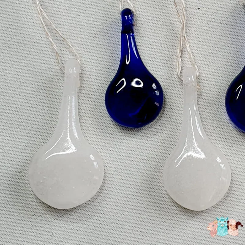 Détails de marqueur de maille en verre bleu ou blanc pour repérer des mailles de tricot.