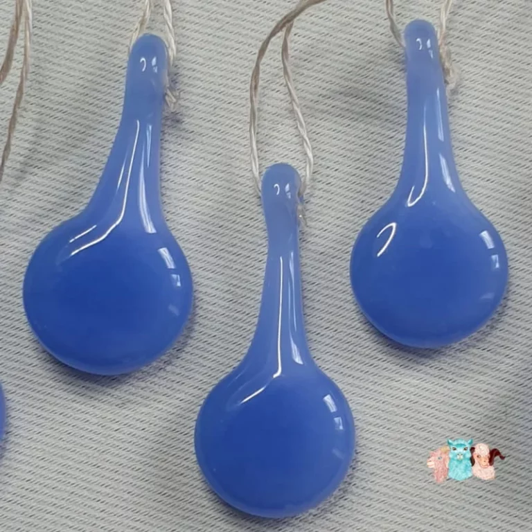 Détails marqueur de maille en verre bleu pour repérer des mailles de tricot.
