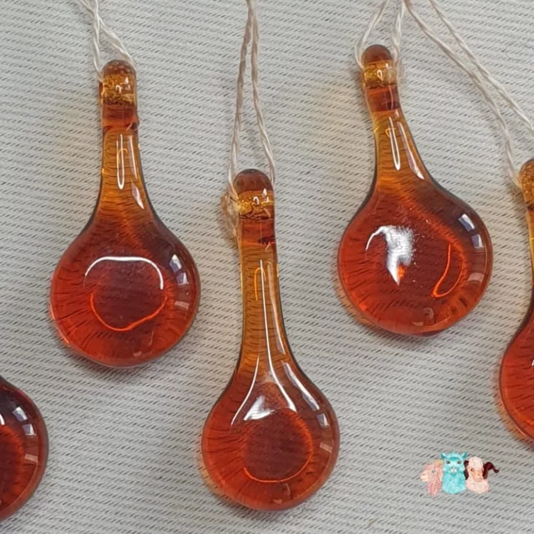 Détails de marqueur de maille en verre orange pour repérer des mailles de tricot.