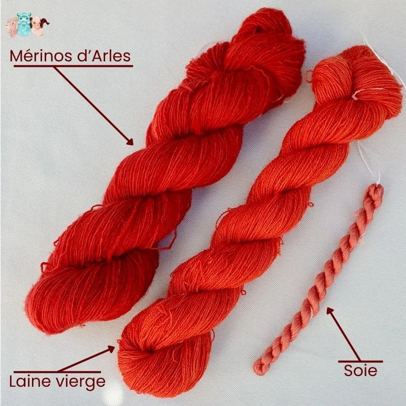 Comparaison de teinture naturelle à la garance sur 3 fibres animales: mérinos, laine vierge et soie montrant des nuances de rouge orangé différentes.